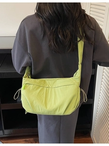 Borsa a tracolla grande in tela verde neon da donna in elegante design casual giapponese