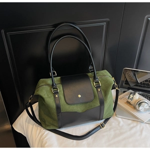 Olivgrüne Wildleder-Tote Bag mit schwarzen Lederriemen und Laptop in Lifestyle-Szene