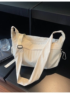 Grande borsa a tracolla beige minimalista con tracolla regolabile e dettagli coulisse