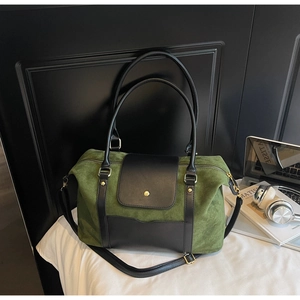 Detailansicht der mattgrünen Wildledertasche mit schwarzem Leder und goldener Schnalle