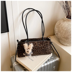 Detalle del bolso tote con estampado de leopardo y un colgante de peluche muy decorativo
