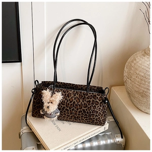 Detalle de bolso de hombro con estampado de leopardo y colgante de oso decorativo