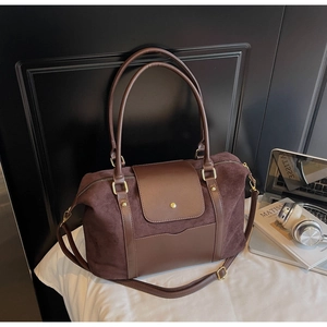 Detailansicht einer braunen matten Ledertasche mit magnetischer Tasche und Goldbeschlägen