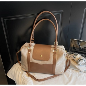 Detailansicht der Vintage-Matte-Tragetasche mit braunen Ledergriffen und Goldbeschlägen