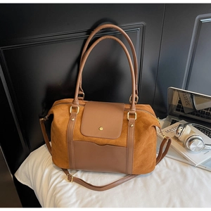 Detaillierte Nahaufnahme der braunen Veloursleder-Patchwork-Tasche mit goldenen Beschlägen