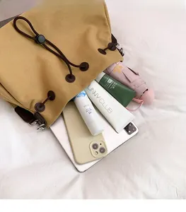 Interno spazioso della borsa in tela kaki che mostra lo spazio per tablet e ombrello