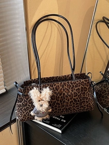 Bolso de hombro de leopardo con correas de cuero negro y colgante de oso de peluche