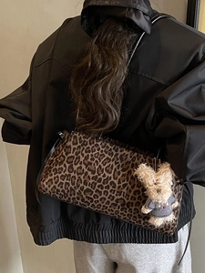 Bolso de hombro retro con estampado de leopardo, colgante de perro peluche y correa negra