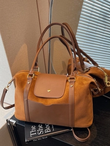 Modische Handtasche aus Wildleder und Leder in Karamellbraun mit Gold-Reißverschluss und Gurt