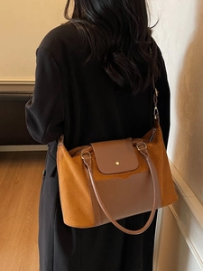 Damen Shopper aus caramel Wildleder-Optik, getragen als elegante Schultertasche