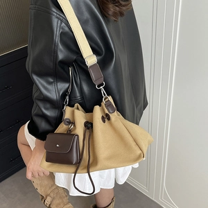 Dettaglio borsa a secchiello in tela kaki con coulisse e mini pochette rimovibile