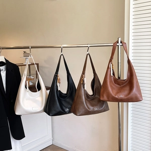 Détails de sacs hobo vintage avec finitions mates texturées et breloques en perles