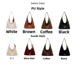 Vue détaillée des pendentifs en perles colorées sur des sacs hobo en similicuir et daim