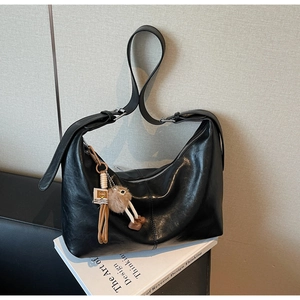 Détails du sac hobo en similicuir noir avec boucle argentée et charm en peluche
