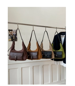 Dettaglio di quattro borse Hobo vintage nei colori caffè, caramello, kaki e oliva