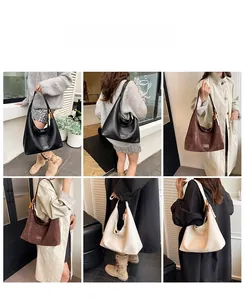 Détail du sac hobo avec pendentif en perles et matière en cuir texturé