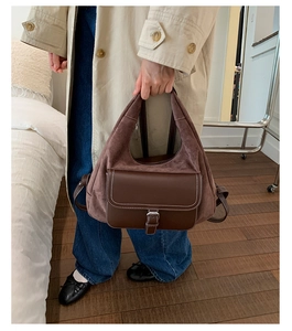 Dettaglio borsa a tracolla vintage in pelle scamosciata marrone con fibbia e cuciture