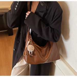 Sac à épaule marron grande capacité avec détail charmant pendentif peluche blanche