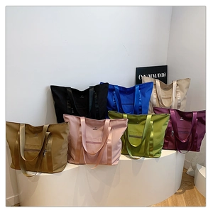 Collection détaillée de grands sacs cabas en Oxford déclinés en sept couleurs tendance