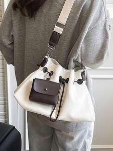 Grande borsa a secchiello in tela bianca con astuccio in pelle marrone e tracolla larga