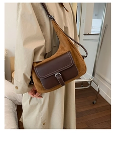 Dettaglio della borsa a tracolla vintage in pelle scamosciata con tasca in pelle marrone