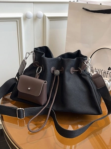 Grande borsa a secchiello in tela nera con finiture in pelle marrone e pochette coordinata