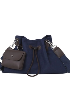 Grande borsa a secchiello in tela blu navy con dettagli in pelle marrone e astuccio