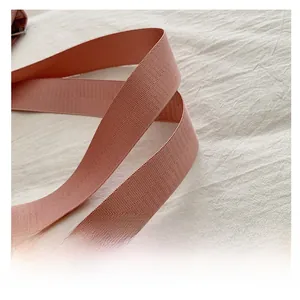 Gros plan de la bandoulière en tissu oxford rose avec texture sergée du sac fourre-tout