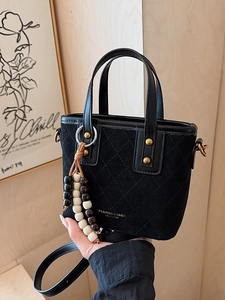 Sac seau rétro en daim noir avec motifs matelassés de daim noir avec charme perlé élégant pour femme