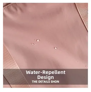 Détail macro du tissu oxford rose résistant à l'eau avec des gouttes d'eau perlées nettes