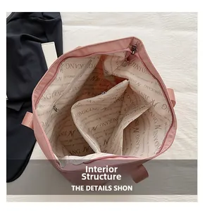 Intérieur du sac cabas rose en tissu Oxford avec trois compartiments et doublure