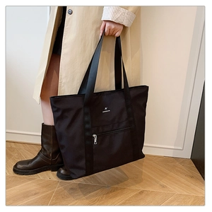 Détail du sac cabas noir en tissu Oxford avec poche zippée et anses en toile robuste