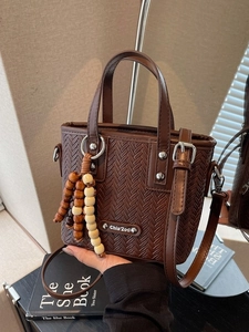 Sac Seau Vintage pour Femmes Texture Tissée Mode en Cuir PU Sac à Bandoulière Avec Pendentif en Perles de Bois