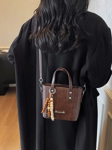Sac seau tissé marron pour femme avec breloque en perles de bois et bandoulière