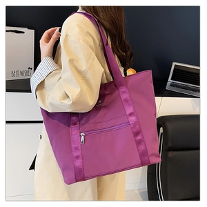 Vue latérale du sac fourre-tout en tissu Oxford violet avec grande capacité et bandoulière