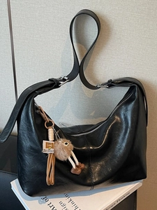 Sac Hobo en Cuir PU Rétro pour Femmes Sac à Bandoulière Grande Capacité Avec Pendentif Monstre en Peluche Minimaliste Polyvalent