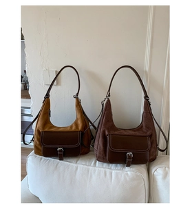Dettaglio delle borse hobo vintage con trama patchwork in pelle scamosciata e pelle