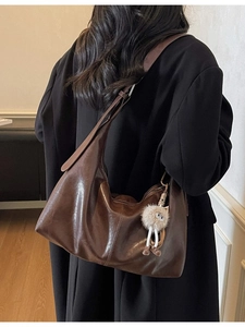 Sac hobo rétro en cuir marron foncé avec pendentif de poupée en peluche et bandoulière