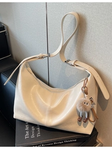 Sac hobo crème grande capacité avec charm monstre en peluche sur boîte cadeau