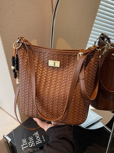 Damen Gewebte Eimertasche Vintage PU Leder Schulter Umhängetasche Mit Perlenanhänger Minimalistische Retro Handgewebte Tasche