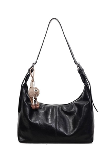 Sac hobo rétro en cuir noir brillant avec pendentif en peluche et bandoulière chic