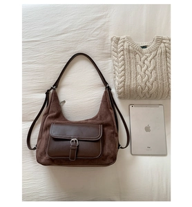Dettaglio della borsa a tracolla vintage in pelle scamosciata marrone con fibbia in metallo