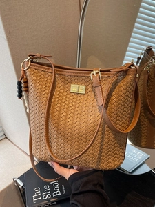 Dunkelbraune geflochtene Beuteltasche für Damen mit goldenem Drehverschluss und Anhänger