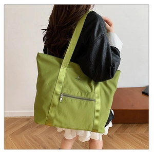 Détail du grand sac cabas en tissu Oxford vert herbe avec poche zippée et bandoulières