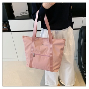 Détail du sac cabas rose en tissu Oxford avec larges anses et poche zippée externe
