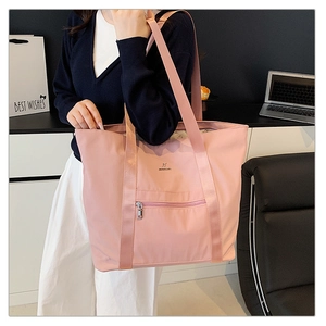 Détail du sac cabas rose en tissu Oxford avec poche zippée et large bandoulière souple