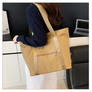 Détail du sac cabas en tissu Oxford kaki avec poche zippée avant et larges anses