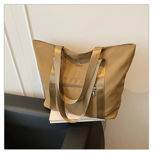 Détail du grand sac cabas oxford kaki avec nylon imperméable et poche extérieure zippée