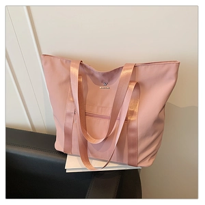 Détail du sac fourre-tout rose en oxford imperméable avec logo argenté et larges anses