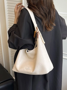 Sac hobo rétro en similicuir crème avec breloque en perles vintage et bandoulière